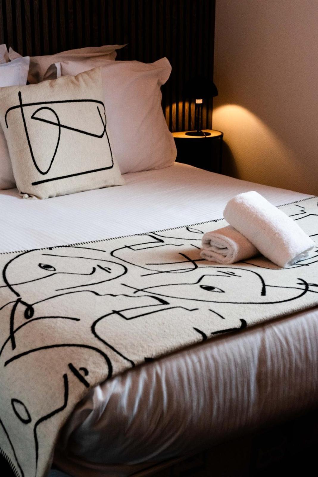 Hotel Le Lion D'Or Bernay  Zewnętrze zdjęcie